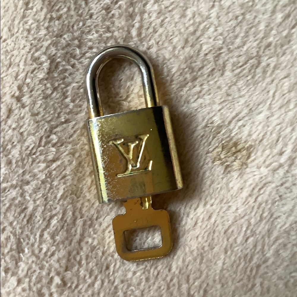 Lv lock/key